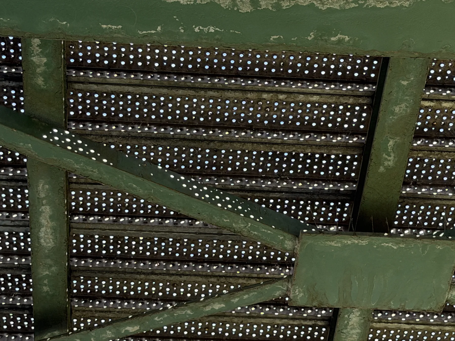 Unterseite einer Brücke mit Blechprofilrostbelag, Querträgern und tragender Unterkonstruktion