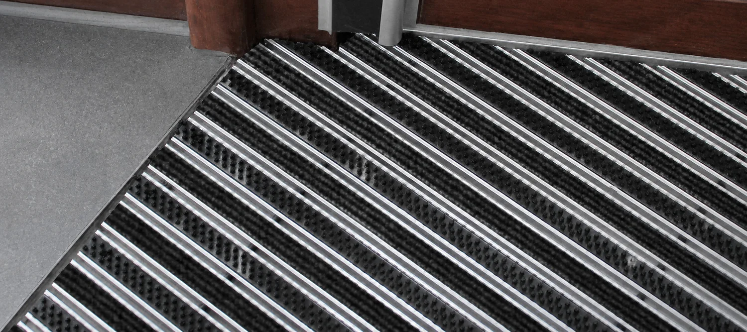 Aluminium Eingangsmatte mit kombinierter Rips- und Bürsteneinlage