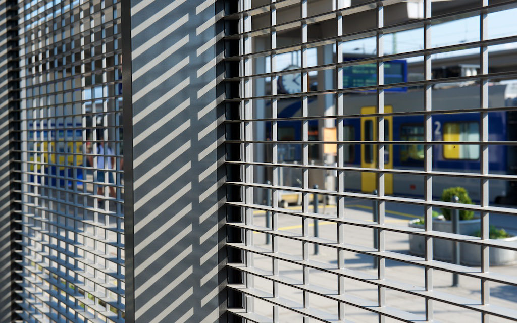 Aluminium Fassadengitterrost Typ Berlin an einer Fahrradstation