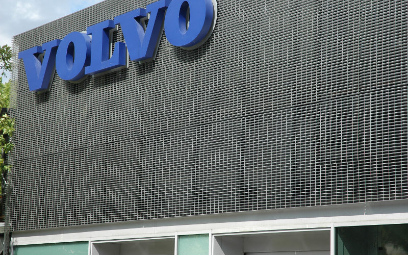 Fassadengitterrost Typ Berlin an der Fassade eines Volvo Autohauses