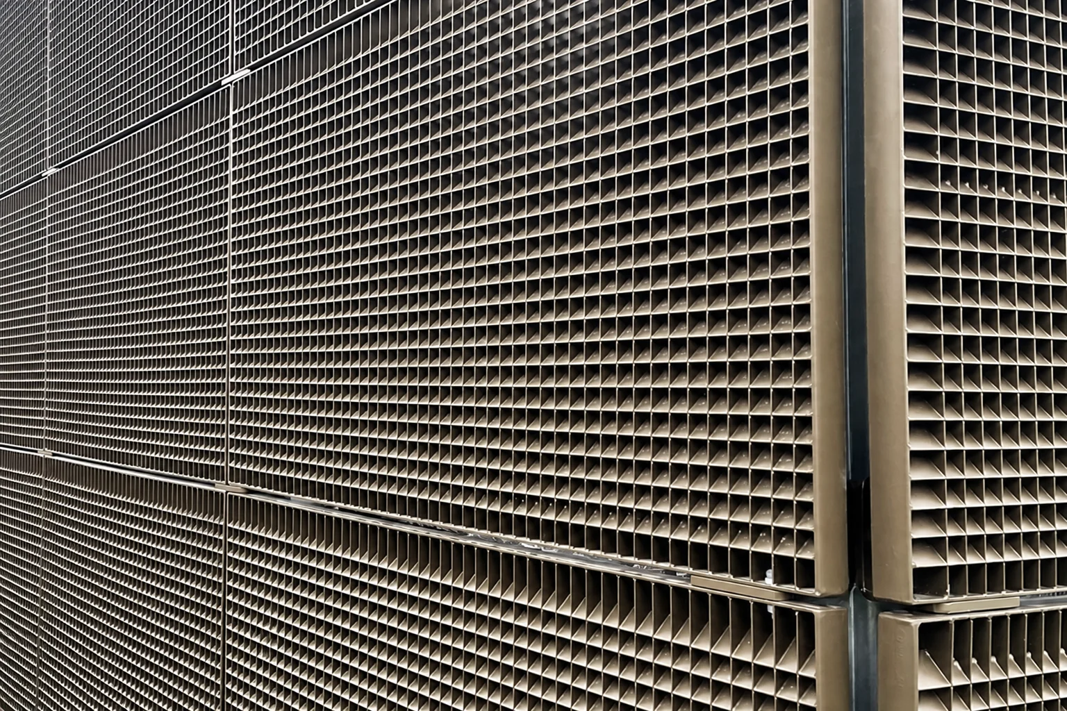 Jalousierost-Fassade mit schräggestellten Füllstäben in perspektivischer Nahaufnahme