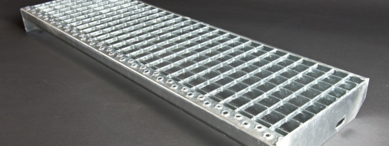 Gitterroststufe mit gelochten Seitenplatten und Sicherheitsantrittskante