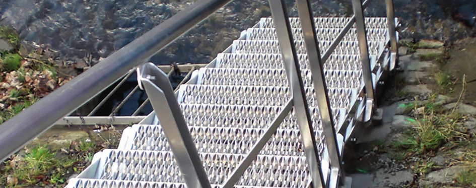 Mobile Treppe mit profilierten Stufen und Geländern im Außeneinsatz