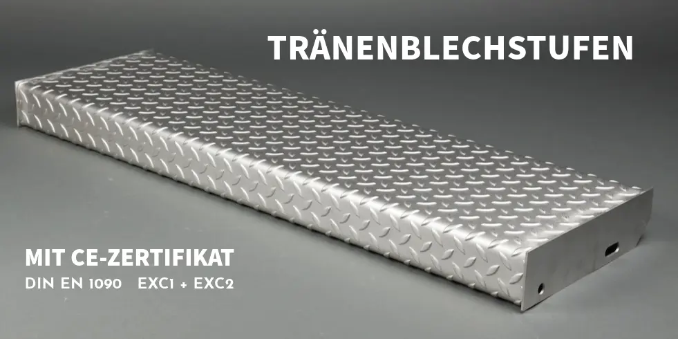Tränenblechstufe aus Stahl mit Tränenprofil und seitlichen Anschraublaschen