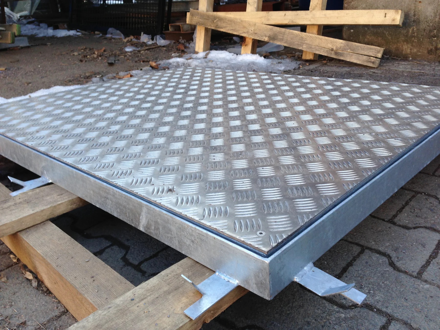 Verzinkter Winkelrahmen mit eingelegter Abdeckung aus Aluminium-Tränenblech